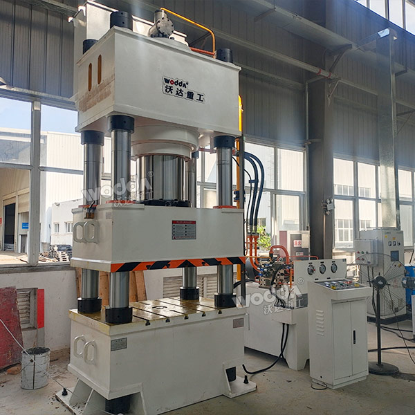 630吨四柱液压机 630吨四柱液压机