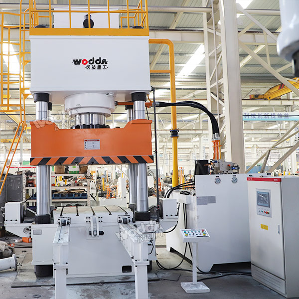 1000吨四柱液压机.jpg 1000吨四柱液压机.jpg