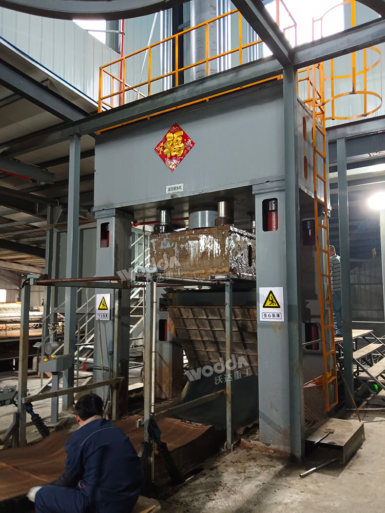 污泥压榨机现场.jpg 污泥压榨机现场.jpg