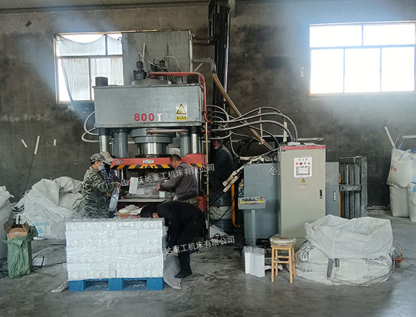 800吨牛羊舔砖液压机 800吨牛羊舔砖液压机