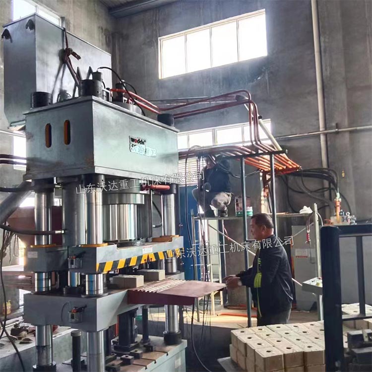 630吨四柱液压机压制盐砖 630吨四柱液压机压制盐砖